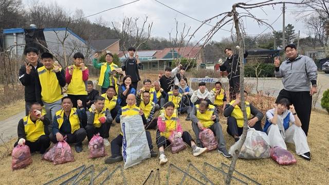 ▲ 충북 청주 민턴매니아스포츠센터와 에덴원 관계자 등 40여명이 30일 청주시 서원구 죽림·성화동 일원에서 '줍깅'을 진행한 뒤 기념 촬영을 하고 있다./민턴매니아스포츠센터 제공