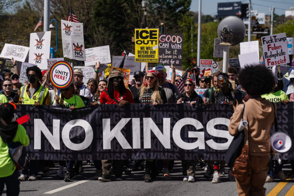 28일(현지시간) 미국 미네소타주 의회 밖에 모인 '노&nbsp;킹스'(No Kings) 시위대, AFP/연합뉴스