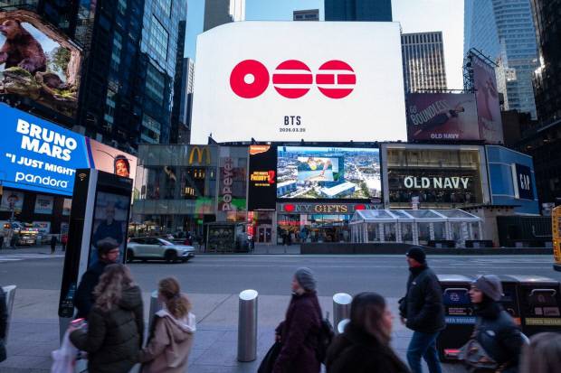 미국 뉴욕 거리에 BTS의 3월 20일 세기의 컴백을 알리는 전광판이 설치돼 있다. <빅히트뮤직 제공>