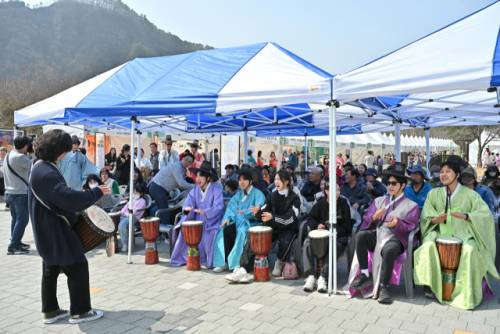 ◇‘제20회 정선 동강할미꽃 축제’가 지난 27일부터 29일까지 정선읍 귤암리 동강할미꽃 거리와 동강생태체험학습장 일원에서 1만여명의 관람객을 유치하며 성황리에 막을 내렸다.