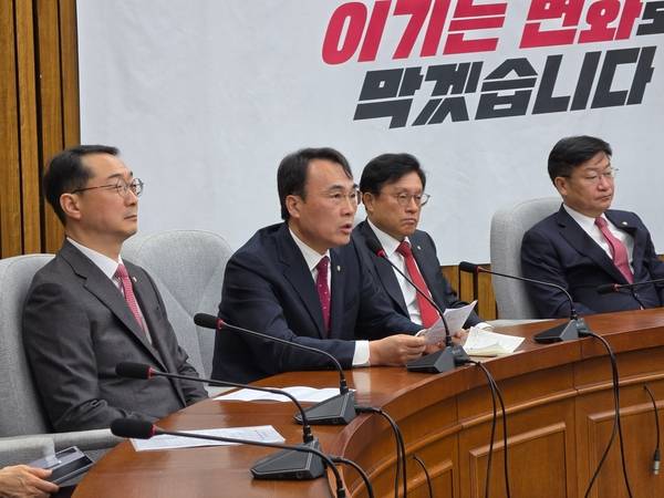 이종욱(왼쪽 둘째) 국회 국토교통위원회 야당 간사가 국민의힘 최고위원회의에서 정부 부동산 정책 문제점과 관련해 발언하고 있다. / 이종욱 누리소통망