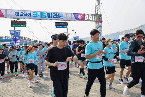 제33회 3.15마라톤대회 참가자들이 29일 창원시 마산합포구 3.15해양누리공원 일원에서 달리고 있다. /무학