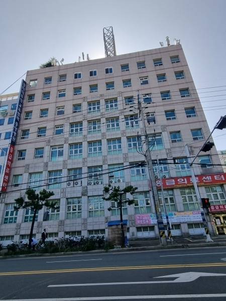 2023년 10월 영업을 중단한 김해중앙병원 전경. /이수경 기자