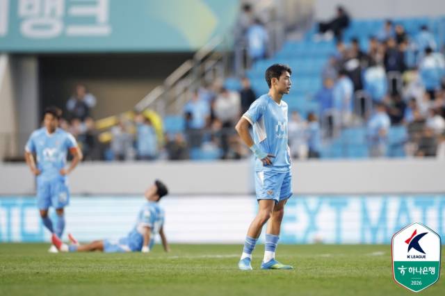 프로축구 K리그2 대구FC의 손승민(오른쪽 첫 번째)이 지난 29일 서울이랜드FC와의 대결에서 1대3으로 패한 후 망연자실한 모습으로 서 있다. K리그 제공
