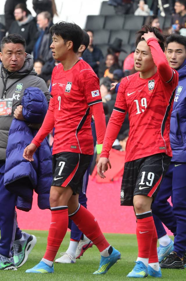 한국 축구대표팀의 손흥민과 이강인이 28일(현지 시간) 영국 밀턴킨스 스타디움 MK에서 열린 코트디부아르와 평가전에 나섰으나 0대4로 참패한 뒤 아쉬워하고 있다. 연합뉴스