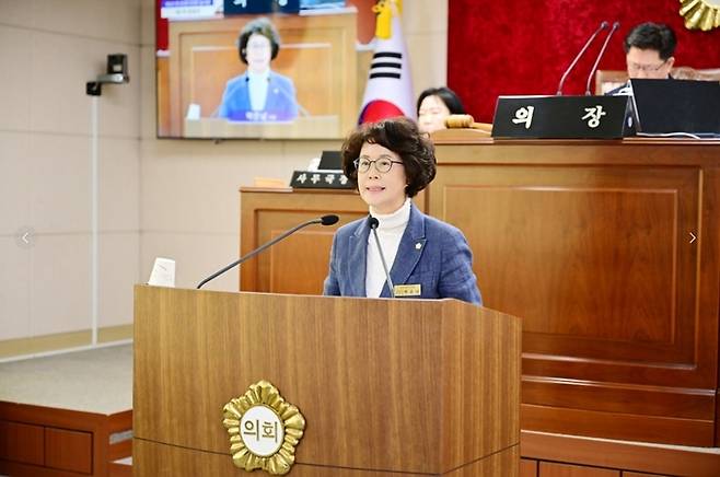 ▲ 박춘남 문경시의원이 문경시의회 본회의장에서 5분 자유발언을 통해 과밀 경로당 해소를 위한 신축 및 증설 필요성을 제안하고 있다.(문경시의회 제공)