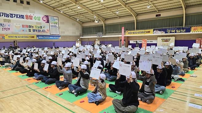 ▲ 2026 안전골든벨 참가자들이 정답판을 들어 보이고 있다. 이봉한 기자