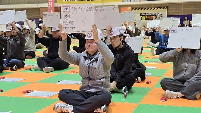 ▲ 2026 안전 골든벨에 참가자가 정답판을 들어보이고 있다. 이봉한 기자