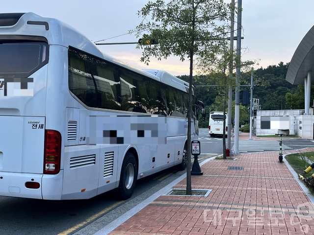 대구 신서혁신도시에 위치한 한 공공기관 정문에 수도권 통근을 위한 전세버스가 주차돼 있다. 김정원 기자