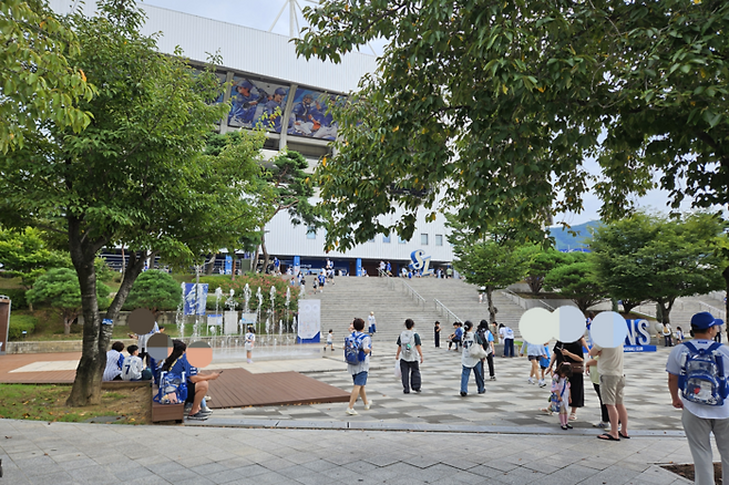 대구 삼성라이온즈 파크 앞에서 경기장으로 들어가는 관중들 모습. 정지윤기자 yooni@yeongnam.com