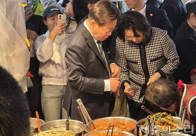 제주동문시장에서 장을 보고 있는 이재명 대통령 내외. ⓒ제주의소리