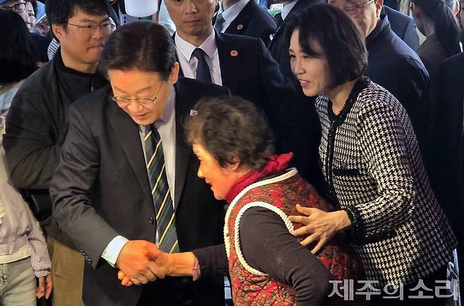 제주 타운홀 미팅 이후 동문시장을 찾은 이재명 대통령. ⓒ제주의소리