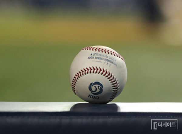 언제나 논란의 중심인 공인구(사진=더게이트 DB)