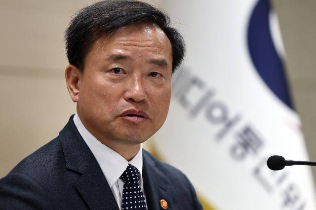 김종철 방송미디어통신위원장이 취임 100일 기자 간담회를 갖고 있다.[사진=연합뉴스]