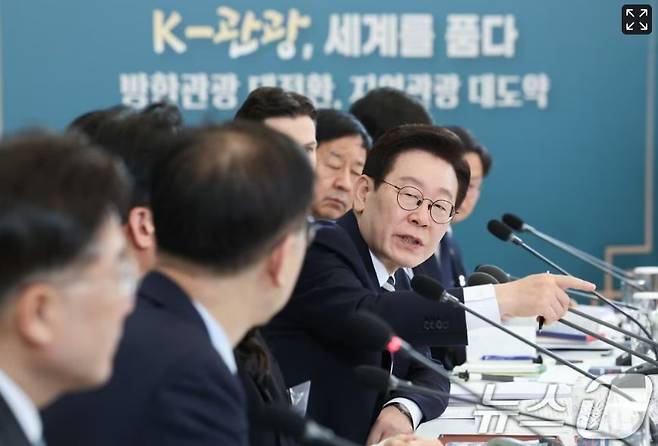 이재명 대통령이 지난 2월 25일 청와대에서 열린 확대국가관광전략회의에서 '강진 반값여행'과 관련하여 언급하고 있다. (제공=뉴스1)