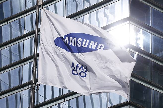 서울 서초구 삼성전자 서초사옥 게양대에 걸린 삼성 깃발이 바람에 휘날리고 있다.(이투데이DB)