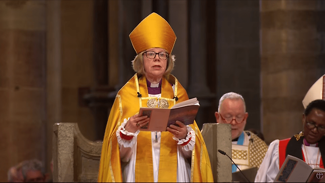 새라 멀랠리의 캔터베리 대주교 취임식 모습. 캔터베리대성당 유튜브 갈무리