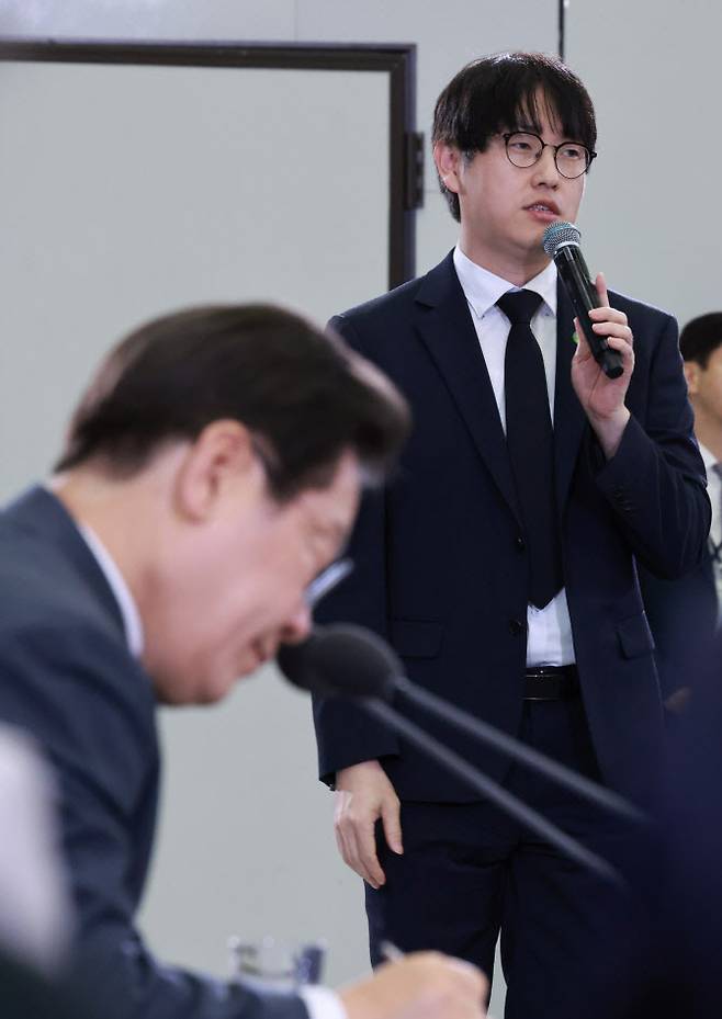 하정우 대통령실 인공지능(AI)미래기획수석이 지난해 7월 4일 대전컨벤션센터에서 열린 이재명 대통령의 국민소통 행보 2탄, 충청의 마음을 듣다 간담회에서 발언하고 있다 (사진=연합뉴스)