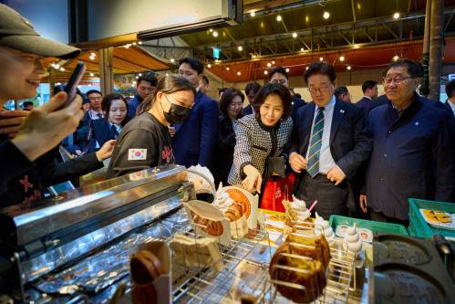 이재명 대통령과 김혜경 여사가 30일 제주 동문시장을 방문해 장을 보고 있다. (사진=뉴시스)