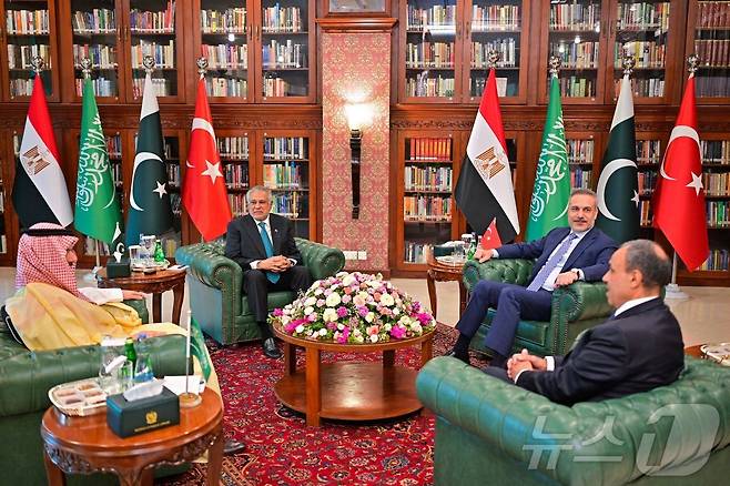 이샤크 다르 파키스탄 외무장관과 튀르키예·이집트·사우디아라비아의 외무장관이 29일(현지시간) 이슬라마바드에서 회동하고 있다. 2026.3.29 ⓒ AFP=뉴스1