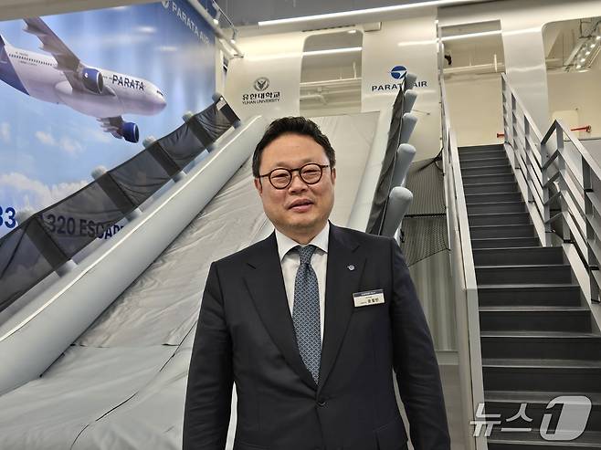 윤철민 파라타항공 대표이사가 27일 경기 부천 유한대에 개소한 파라타항공 항공훈련센터에서 기념 사진을 촬영한 모습. 2026.3.27/뉴스1 김성식 기자