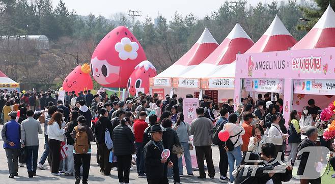 충남 논산 딸기축제가 개막한 26일 논산시민가족공원 행사장이 관광객들로 붐비고 있다. 2026.3.26 ⓒ 뉴스1 김기태 기자
