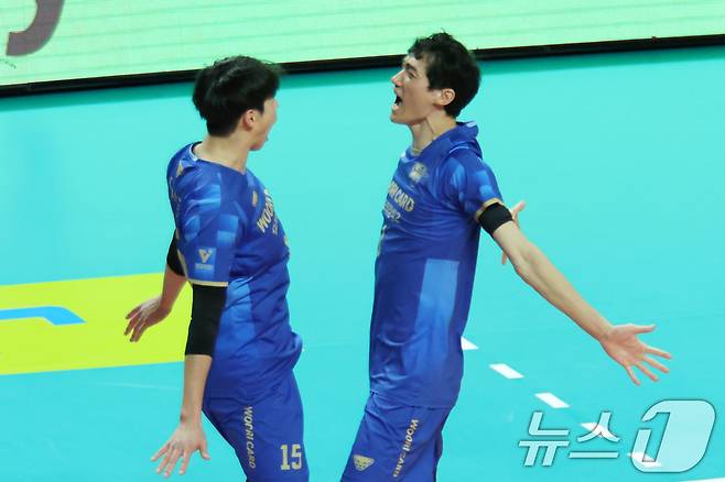 기뻐하는 우리카드 선수들 2026.1.8 ⓒ 뉴스1 이광호 기자