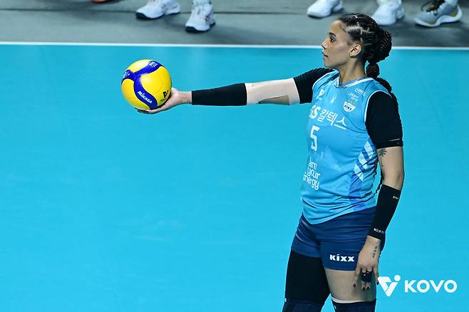 서브 토스를 준비하는 GS칼텍스 실바. 제공 | 한국배구연맹