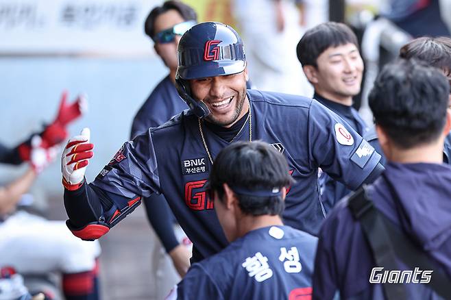 롯데 레이예스가 28일 대구삼성라이온즈파크에서 열린 2026 KBO리그 정규시즌 개막전 삼성과 경기에서 좌중월 투런 홈런을 날린 후 더그아웃으로 돌아와 동료들과 하이파이브 하고 있다. 사진 | 롯데 자이언츠