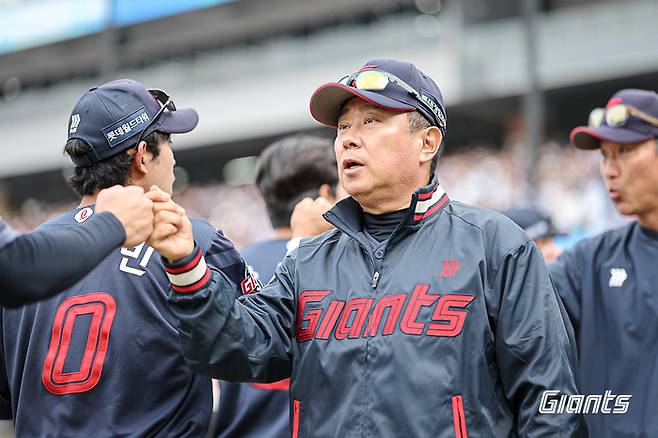 롯데 김태형 감독이 29일 대구삼성라이온즈파크에서 열린 2026 KBO리그 정규시즌 삼성과 개막 2연전 두 번째 경기에서 승리한 후 선수들과 하이파이브 하고 있다. 사진 | 롯데 자이언츠