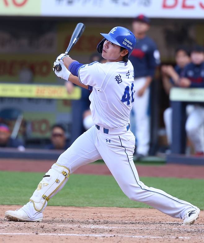 삼성 함수호가 28일 대구삼성라이온즈파크에서 열린 2026 KBO리그 정규시즌 개막전 롯데와 경기에서 8회말 적시타를 치고 있다. 사진 | 삼성 라이온즈