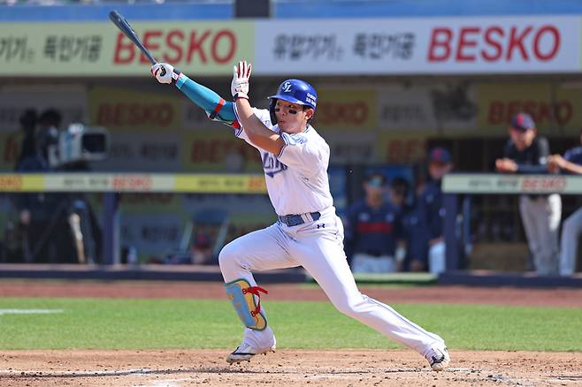 삼성 김영웅이 28일 대구삼성라이온즈파크에서 열린 2026 KBO리그 정규시즌 롯데와 경기에서 타격하고 있다. 사진 | 삼성 라이온즈