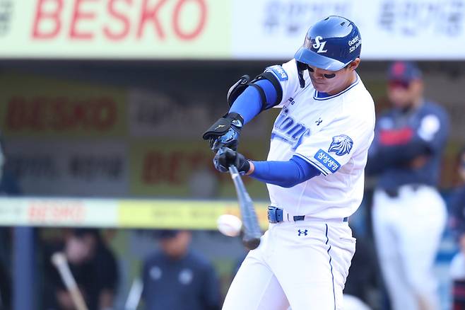 삼성 구자욱이 28일 대구삼성라이온즈파크에서 열린 2026 KBO리그 정규시즌 개막전 롯데와 경기에서 9회말 2타점 적시타를 치고 있다. 사진 | 삼성 라이온즈