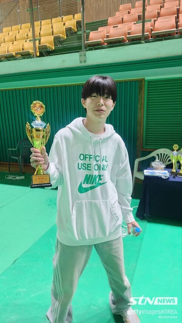 오늘 최지암이 평택 이충체육관에서 열린 2026년 전국소년체육대회에서 준우승을 차지하고 기념 촬영하고 있다. /사진=이윤 기자.