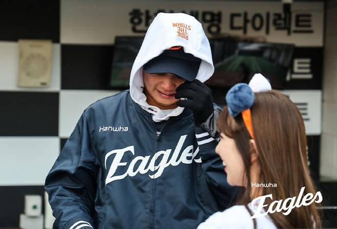 데뷔 첫 승을 거두고 눈물을 흘리는 한화 이글스 왕옌청. 사진제공=한화 이글스