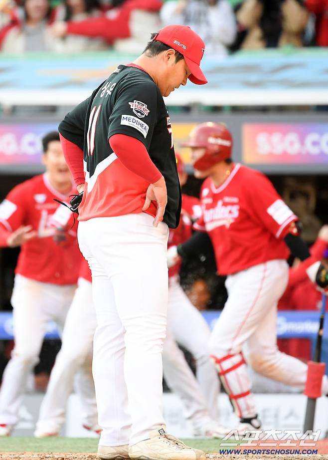 28일 인천 SSG랜더스필드에서 열린 SSG와 KIA의 경기. 9회말 1사 만루 KIA 조상우가 폭투로 끝내기 패배를 당하고 있다. 인천=박재만 기자 pjm@sportschosun.com/2026.03.28/