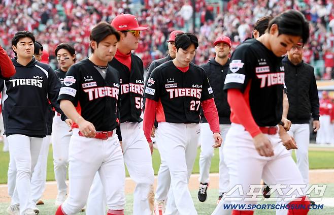 29일 인천SSG랜더스필드에서 열린 KIA와 SSG의 경기. SSG가 11대6으로 승리하며 개막 2연승을 달렸다. 개막 2연패를 기록한 KIA 선수들이 아쉬움의 발걸음을 옮기고 있다. 인천=허상욱 기자wook@sportschosun.com/2026.03.29/