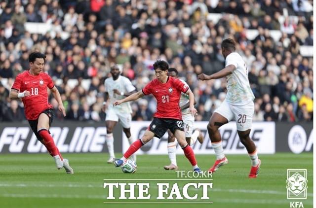 홍명보 감독이 이끄는 한국축구대표팀이 28일 코스티부아르와 평가전에서 전반에만 2골을 내주는 졸전 끝에 0-4 패배를 기록했다. 사진은 선발로 나선 오현규(왼쪽)와 배준호의 경기 장면./밀턴킨스=KFA