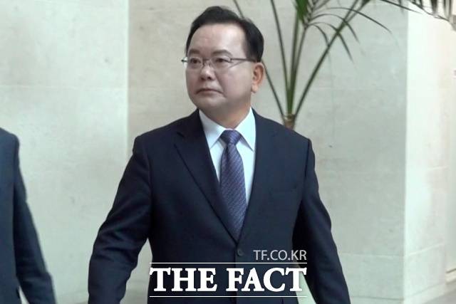 김부겸 전 국무총리가 30일 오전 서울 여의도 국회 소통관에서 기자회견을 열고 대구시장 출마선언을 마친 후 대기하고 있는 지지자들과 취재진을 보고 놀란 모습을 보였다. /국회=김기범 기자