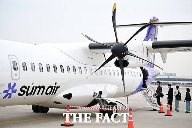 30일 오전 서울 강서구 김포국제공항 국내선 활주로에서 여객들이 새로 취항한 섬에어의 김포-사천 노선 운항기에 탑승하고 있다. /김포국제공항=남윤호 기자