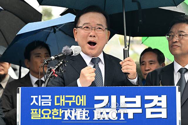 김부겸 전 국무총리가 30일 오후 대구 중구 2.28기념중앙공원에서 대구시장 출마 기자회견을 열고 발언을 하고 있다. /대구=남용희 기자