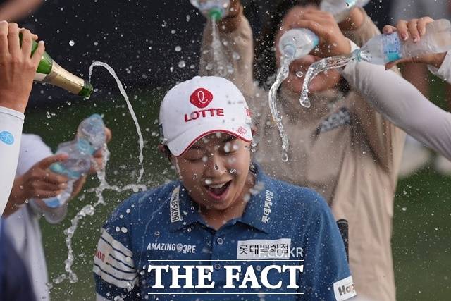 한국 여자골프의 간판 스타 김효주가 30일 끝난 LPGA 포드챔피언십에서 2년 연속 우승과 함께 2주 연속 정상에 오른 뒤 동료들의 샴페인과 물 축하를 받고 있다./피닉스(미 애리조나주)=AP.뉴시스