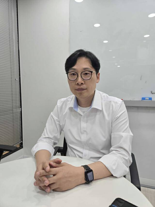 문종현 지니언스 이사가 지니언스 EDR이 가지는 강점에 대해 설명 중이다.