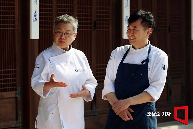 한국의집 조희숙 조리 고문, 김도섭 한식연구팀장이 서울 중구 한국의집에서 아시아경제와 인터뷰 하고 있다. 조용준 기자