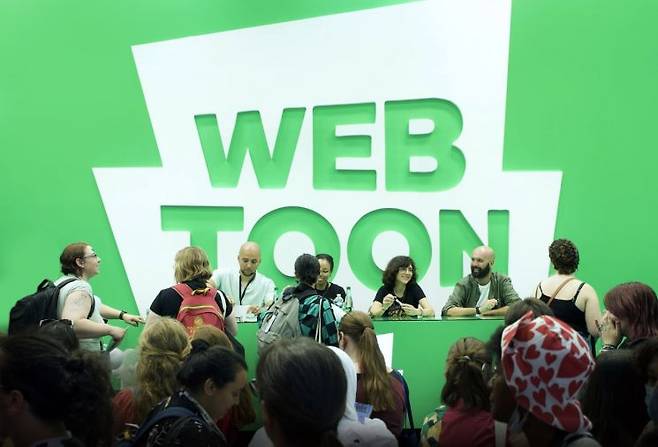 프랑스 웹툰 작가들이 어메이징 페스티벌의 네이버웹툰 부스에서 사인회에 참여하고 있다.