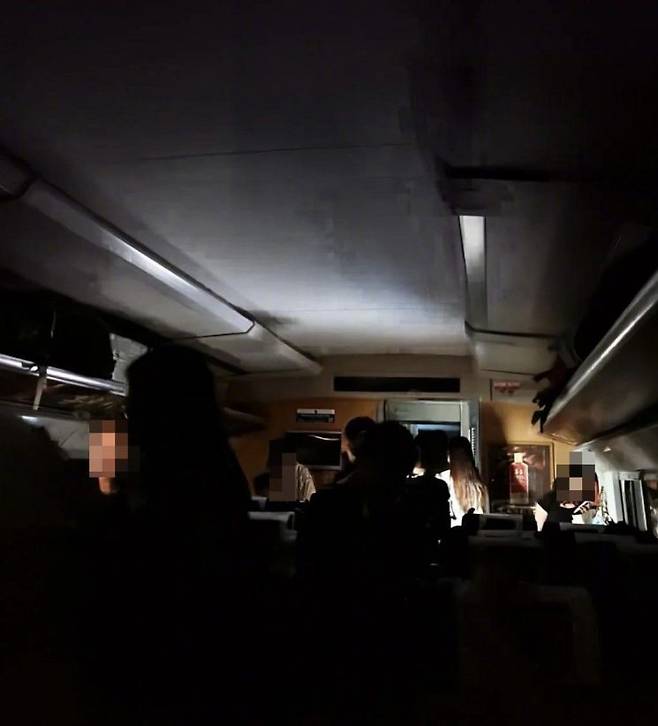 전력 공급이 끊긴 열차 내부. X