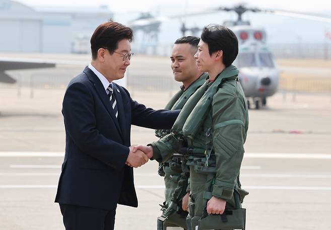 지난 25일 경남 사천 한국항공우주산업에서 열린 KF-21 양산 1호기 출고식에서 이재명 대통령이 시험비행조종사 전승현 중령과 정다정 소령을 격려하고 있다. /뉴스1