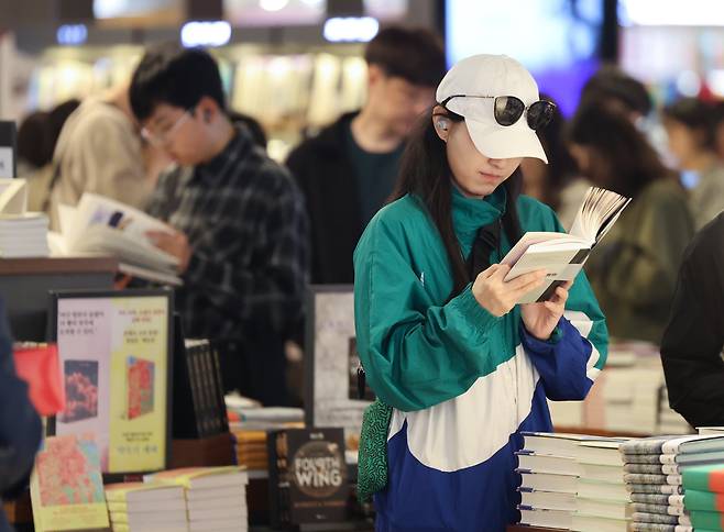 29일 오후 서울 종로구 교보문고 광화문점에서 시민들이 책을 읽고 있다. 최근 들어 일종의 유행처럼 책을 소비하는 이른바 '텍스트 힙' 문화가 젊은 층에게 번지면서, 서점이 붐비고 있다. /박성원 기자