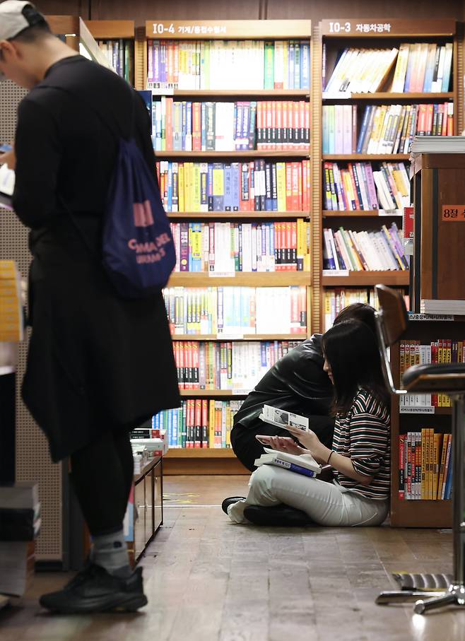 29일 오후 서울 종로구 교보문고 광화문점에서 시민들이 바닥에 앉아 책을 읽고 있다. /박성원 기자