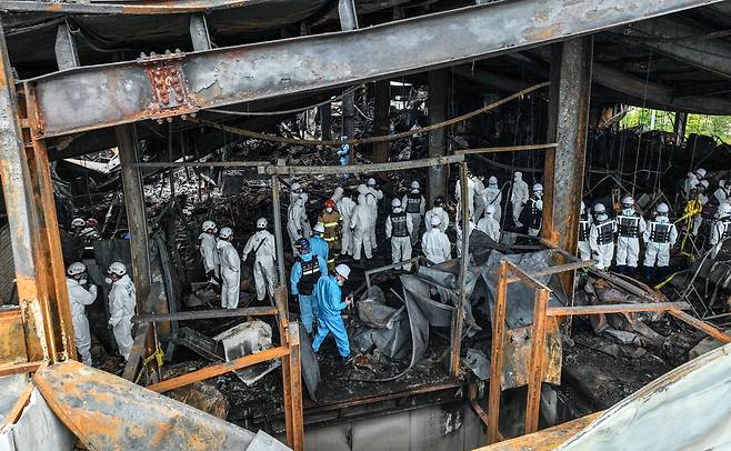 경기 화성시의 리튬전지 제조 업체인 아리셀 공장 화재 이틀날인 2024년 6월 25일 오전 화재 현장에서 국과수 합동 감식이 시작되고 있다. /조선일보DB